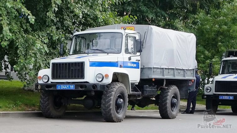 Полицейский грузовик на дороге