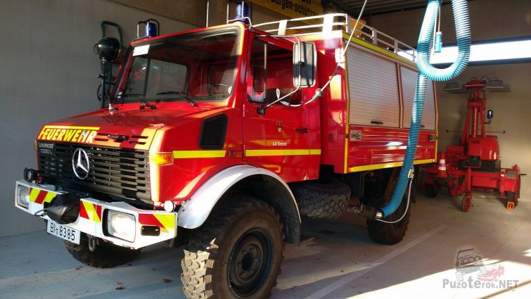 Пожарная машина на базе Унимога в гараже