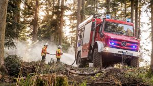 Пожарные с Унимогом тушат пожар в лесу
