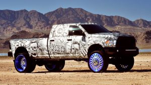 Разрисованный Dodge Ram с необычными дисками на фоне гор