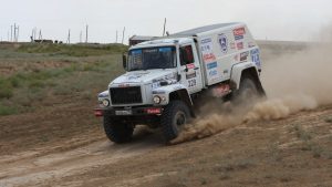 Спортивный грузовик ГАЗ Садко на гоночной трассе
