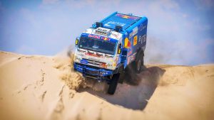 Спуск с песчаной горы грузовика Камаз