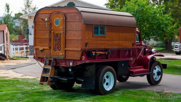 Старинный грузовик оборудован деревянным кемпером