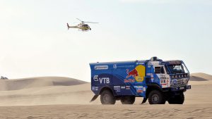 Вертолёт следит за движением грузовика в пустыне