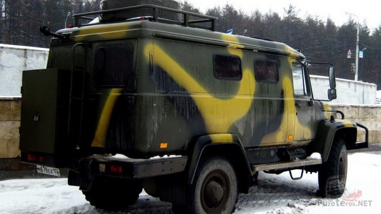 Вид сзади грузовика Вепрь жёлто-болотного цвета на снегу