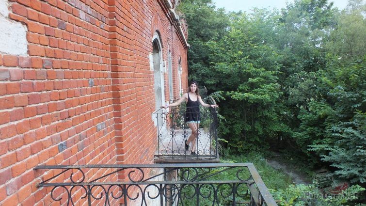 Девушка на старом балконе