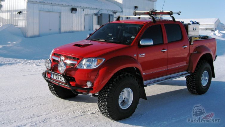 Красная Toyota Hilux в Арктике