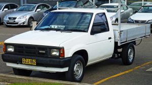 Nissan Navara первого поколения на стоянке