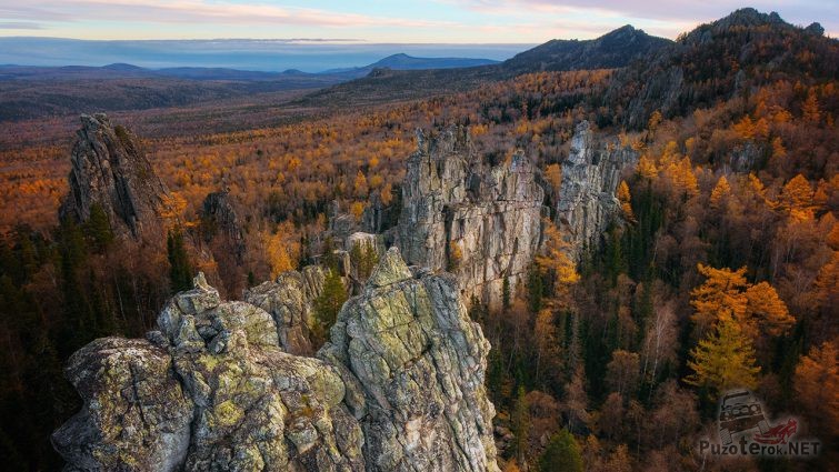 Вид с высоты Зубчаток на осенние Уральские горы