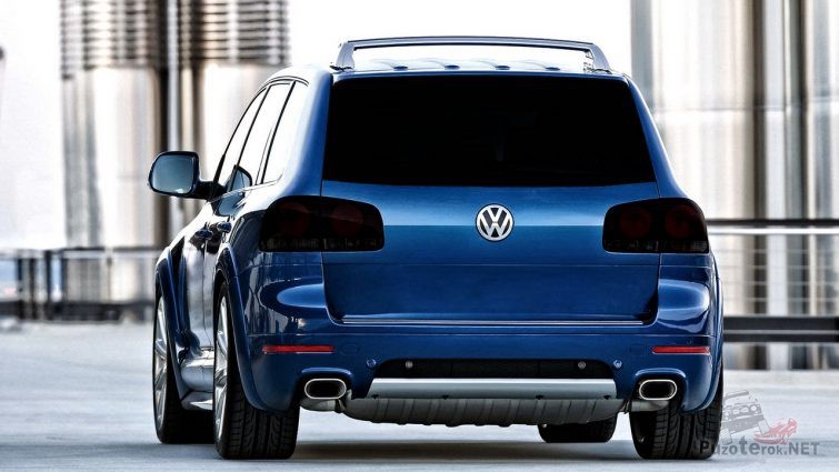 Вид сзади синего Volkswagen Touareg