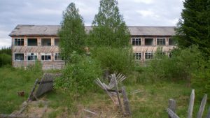 Заброшенная школа в посёлке Чусовской