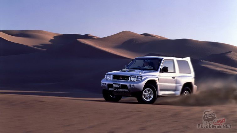 Mitsubishi Pajero второго поколения в пустыне