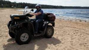 Stels ATV 500H на песчаном берегу