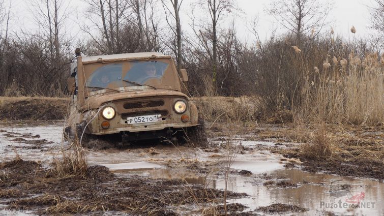 УАЗ-469 в грязи на соревнованиях внедорожников