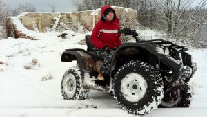 Девушка на Стелс atv 700h на снегу