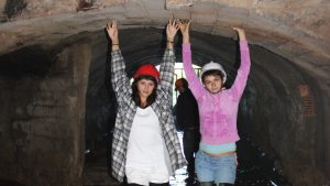 Девушки в касках в шахте закрытого рудника