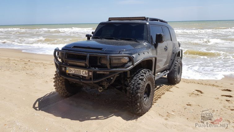 FJ Cruiser на песчаном берегу