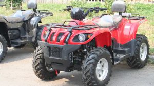 Красный ATV 500 gt на стоянке