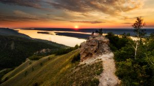Молодёжь в Жигулёвских горах любуется закатом над Волгой