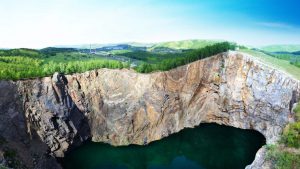 Отвесные скалы на панораме Хакасии