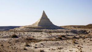 Пирамидальная скала в степи