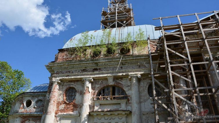 Реставрационные леса на фасаде церкви