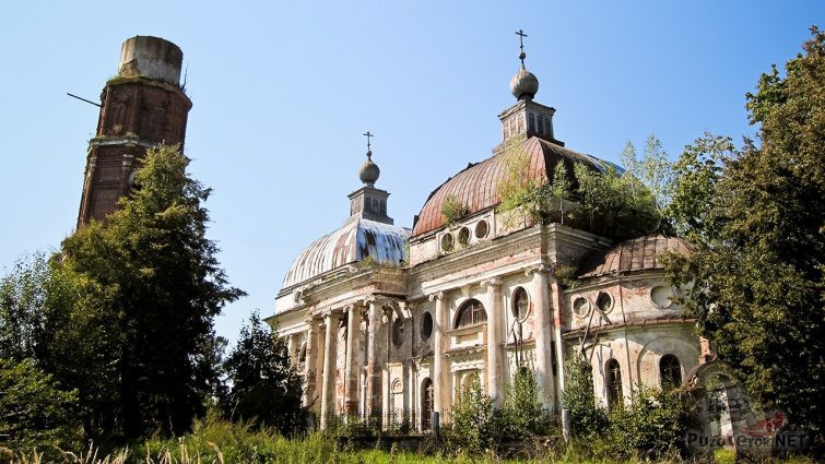 Руины церкви и колокольни в Яропольце