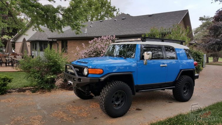 Синий FJ Cruiser во дворе частного дома