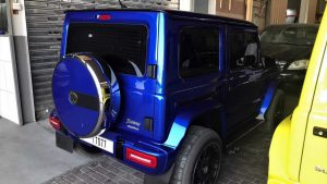 Синий Suzuki Jimny похож на Мерседес