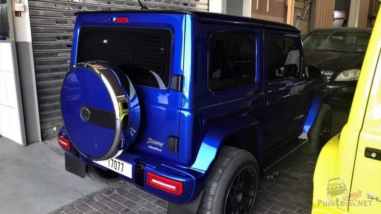 Синий Suzuki Jimny похож на Мерседес