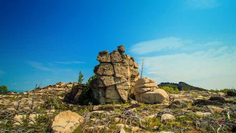 Скальник на вершине хребта Улан-Бургасы