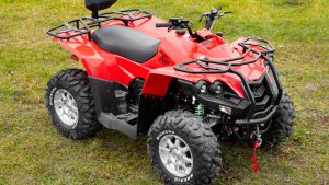 Stels ATV 800d красного цвета на траве