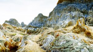 Живописные пёстроцветные глинистые скалы