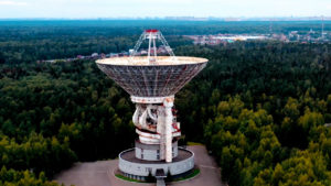 Антенна радиотелескопа над территорией ЦКС ОКБ МЭИ