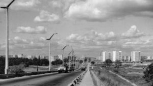 Архивное фото автотрассы через город, 1986 год