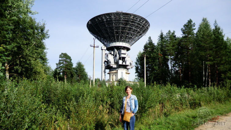 Урбан-туристка на фоне антенны радиотелескопа в Калязине