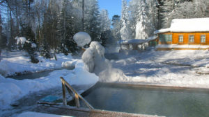 Бассейн оздоровительного курорта зимой