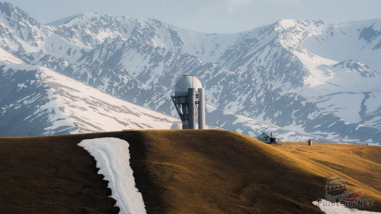 Обсерватория на фоне зимнего пейзажа