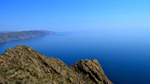 Скала над бухтой озера Байкал