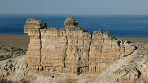 Скалы на фоне Аральского моря