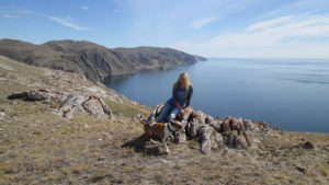 Туристка с собакой над озером Байкал