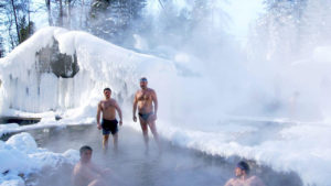 Туристы в зимних термальных источниках