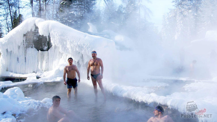 Туристы в зимних термальных источниках