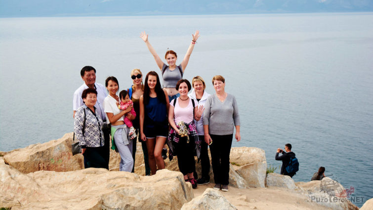 Группа туристов на фоне Байкала