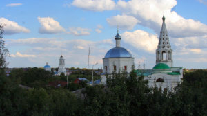 Колокольня Троицкого собора над летней зеленью