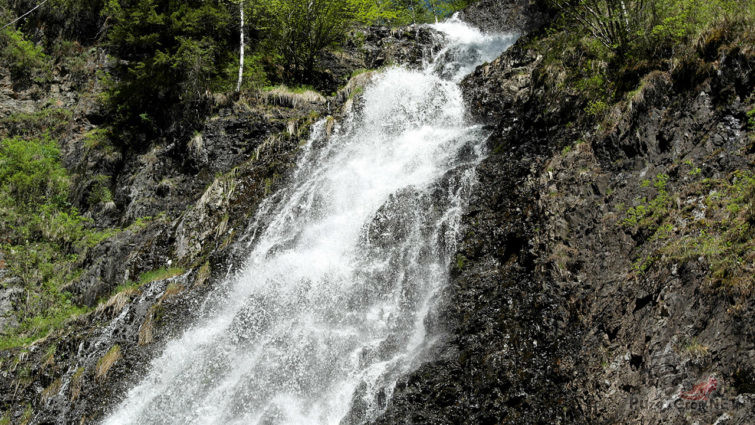 Полноводный Чинжебский водопад