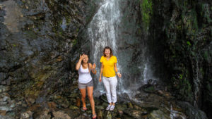 Туристки у подножья водопада