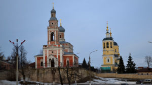 Воздвиженская церковь и Ильинская церковь - справа