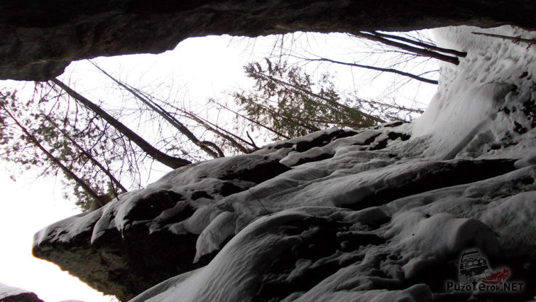 Заснеженные стены спуска в пещеру