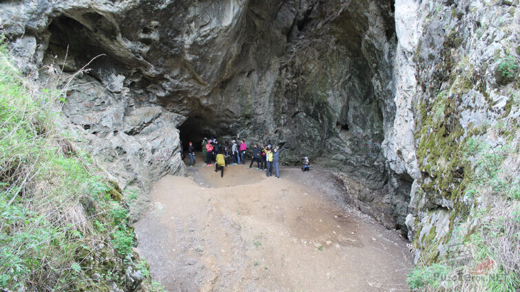 Группа туристов перед входом в пещеры